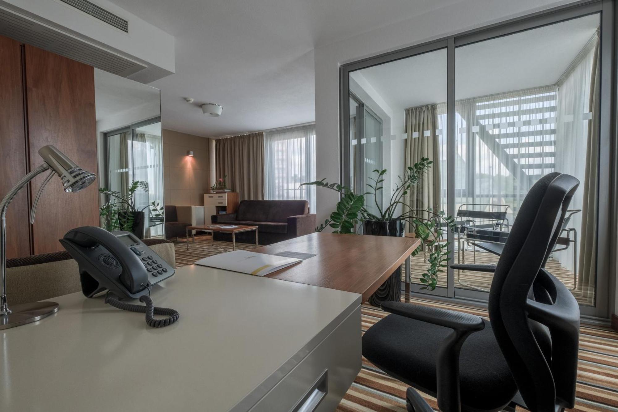 Business Hotel Astrum Laus ليفيتسا المظهر الخارجي الصورة