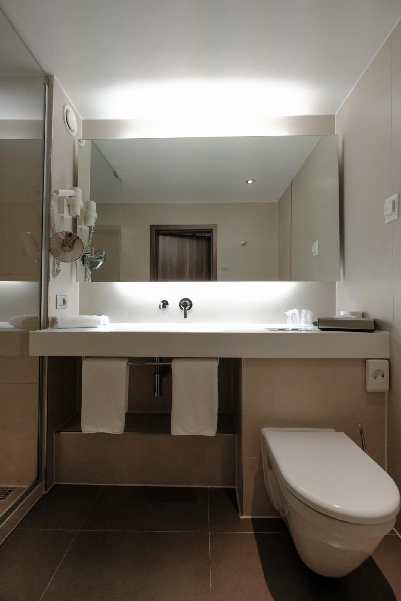 Business Hotel Astrum Laus ليفيتسا المظهر الخارجي الصورة