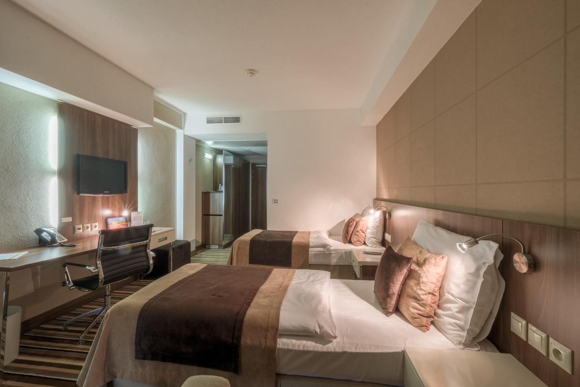 Business Hotel Astrum Laus ليفيتسا المظهر الخارجي الصورة